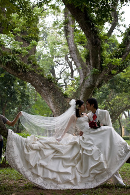 08posed-couple-with-held-veil
