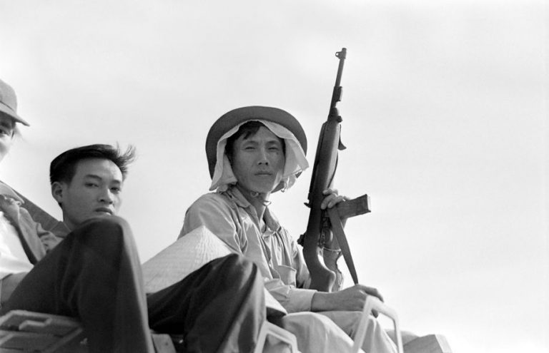 Photo: Roland-Pierre Paringaux Archives Agence France-Presse Des soldats nord-vietnamiens sur un char d’assaut à Da Nang, au mois d’avril 1975, alors que la ville est assiégée par le Vietcong.